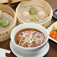 フカヒレ麺(小碗)＋二色小籠包(小籠包2ヶ・烏龍小籠包)＋三色点心(エビ蒸し餃子・ヒスイ餃子・タマネギ焼売)＋エビチリ＋杏仁豆腐

※価格は税抜価格です。