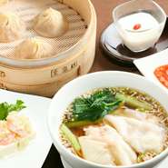 小籠包3ヶ＋前菜＋エビチリ＋麺又は炒飯(小碗)＋杏仁豆腐
選べる麺・飯(担々麺・ワンタン麺・鶏そば・エビ炒飯・高菜炒飯・麻婆飯)

※価格は税抜価格です。