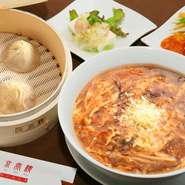 サンラータン麺＋小籠包3ヶ＋前菜＋エビチリ


※価格は税抜価格です。