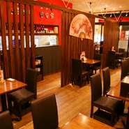 店内は、おしゃれな雰囲気で、デートや友人同士の食事はもちろん、女性一人でも気軽に立ち寄れる空間。テーブル席のほか、グループで利用しやすいシックな半個室も完備されています。