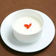 食後には、程よい甘さがあるスイーツがおすすめです。圧倒的な人気を誇る『杏仁豆腐』や、マンゴーをたっぷりと使った期間限定の『かき氷』など、シェフのセンスが光るデザートに舌鼓。