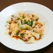 プリプリの海老を包み上げたワンタンに自家製の甘辛香味ソースをかけてます。