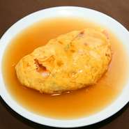 玉ねぎとチャーシューの味が決め手の和風エビ玉。ふわふわ卵の食感を味わってください。
大皿　2200円＋税