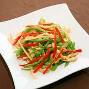 薄切りの牛肉と5種類の野菜をオイスターソースで炒めました。
大皿　2250円＋税