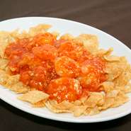 中華料理の定番。プリプリのエビと甘辛いソースはアルコールにも良く合います。
大皿　2400円＋税