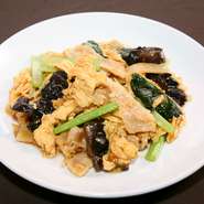 ふわふわ玉子とコリコリ木耳、ジューシーな豚肉を醤油ダレで炒めました。絶妙です！
大皿　2250円＋税