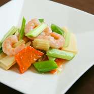 シャキシャキで、ほのかな甘みの季節野菜とプリプリエビをあっさりと塩味で炒めた一品。
大皿　2250円＋税