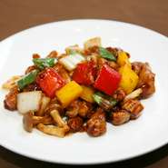 若鶏と彩り野菜を甘めの北京味噌で炒めました。お酒によく合います。
大皿　2250円＋税