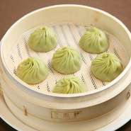 皮と具材に烏龍茶を練りこみました。女性に人気！
6ヶ入り　1110円
10ヶ入り　1850円