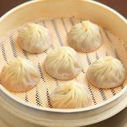 皮はとても薄いのですが、餡がしっかりと閉じ込められています。皮を割ると、溢れ出てくる熱々のスープは絶品。台湾の点心師が毎日手づくりで包んでいるので、本場【京鼎樓】の味をそのままに堪能していただけます。