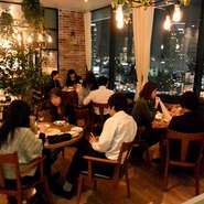 大阪の夜景を一望できる大人の雰囲気が楽しめる空間で、ハンバーガーや熟成肉のグリルなど、おしゃれなだけではなく本格的なアメリカンキュイジーヌをお楽しみください。