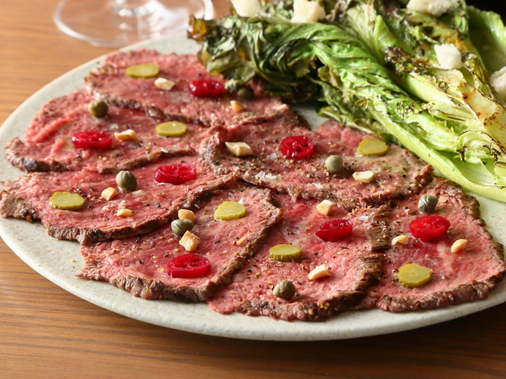 肉本来の味わいを満喫できるひと皿『アンガスビーフカルパッチョ』