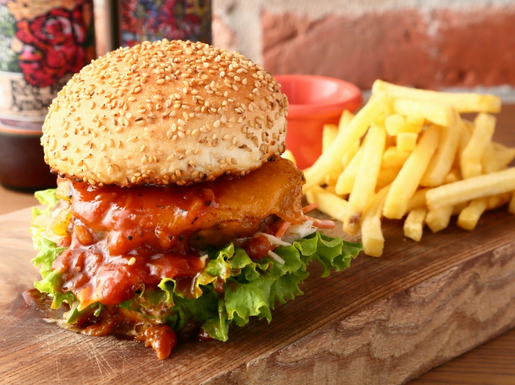 ジューシーな肉質はバンズとの相性もぴったり『クラフトチーズバーガー』