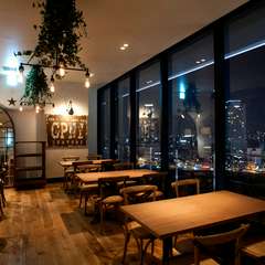 大きな窓から見える大阪梅田の夜景を一望！