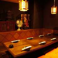 京の町屋をモチーフにした斬新な「和」の空間。2名から使える小個室から最大70名までの宴会に利用できる大きな個室まで、様々なタイプの個室が用意されています。どの部屋もSNS映えすると人気です。
