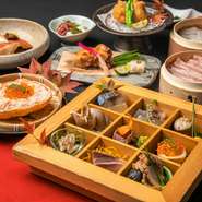いろいろな料理が楽しめるコース料理が宴会の食卓に花を添えてくれます。おすすめは、やはり飲み放題付き。お腹いっぱい食べて心置きなくお酒を飲め、みんなで盛り上がれます。