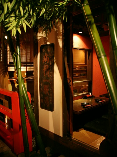 赤い橋や竹など、京都を感じさせる内装が素敵