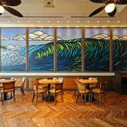 店内は大きく2つのフロアで分かれており、シーンに合わせて使い分けが可能。ハワイ在住のアーティスト・ヘザーブラウン氏が手掛けた壁画にも注目を。