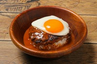 ミニサイズのロコモコ！　ジュース付き！　ハンバーグ／ごはん／目玉焼き