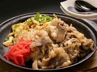 地元・愛知県の知多で育った牛を贅沢に使用した、鉄板焼きガーリックライス。粗挽きブラックペッパーとゆずポンでさわやかに仕上げました