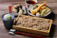 コシのある喉ごしが良い江戸切り蕎麦に、
天麩羅の盛り合わせと焼き鯖棒寿司がついた贅沢な蕎麦御膳