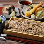 江戸切蕎麦とサクサクの天ぷら、鯖の棒寿司がセットになった贅沢な逸品。