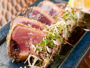 藁焼きの要素を取り入れ誕生した『レアカツポン酢』