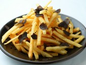 オープン当初からの人気メニュー『フレンチフライと黒トリュフ』