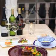 『特選牛フィレ肉コース誕生』
ご予約のお人数様に応じて貸切のご案内が可能です！　11月30日まで限定で、メインディッシュが「牛フィレ肉のグリル」をお酒と共に味わえる２時間飲み放題付きコースをご用意。