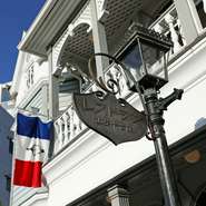 クラシカルな気品を感じさせる空間と洗練された逸品で、ワンランク上のデートを実現。ふたりにとっての特別な1日にはぜひとも訪れたい一軒です。