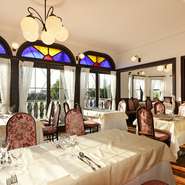 四季の折々の食材の味を十分にいかした、絶品フランス料理は、海外からのお客様のもてなしにふさわしい料理です。場所柄、海外の方の接待にもよく利用されています。