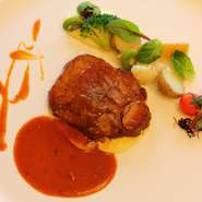 料理長が選び抜いた旬の素材を使い、メインのお肉料理は当店自慢のタンシチューをお楽しみ頂けるコースをご用意致しました。