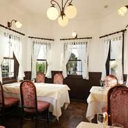 【山手十番館】で、迎える晴れ舞台。開放感溢れるガーデンでは愛するふたりが思い描くままの、自由なオリジナルウェディングセレモニーを叶えてくれます。