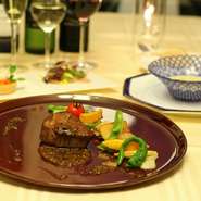 メインディッシュに牛肩ロース肉のポワレをお酒と共に味わえる2時間飲み放題付コース。