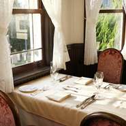 横浜の歴史に寄り添いながらも常に新たなスタイルを模索し、料理の可能性を追求しています。【山手十番館】とは、伝統の中で常に新しいものを発信していく場所です。