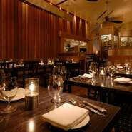 木を基調とした店内は、心落ち着く雰囲気。グレイッシュなテーブルが上質な大人のムードを演出してくれます。デートや女子会など幅広いシーンに利用できそうです。