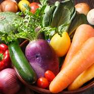 各地の農家から直接届けられる新鮮な野菜や、北海道・千葉・兵庫・長野を代表するお肉など、全国の厳選素材で描かれるイタリア料理。季節の食材を取り入れ、その時期ならではの逸品を用意してくれます。