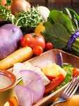 全国の農家さんより直接送られる新鮮な野菜を使った、フレッシュなサラダをお届け。『産直野菜のバーニャカウダ』では、生クリームソースと共にその新鮮さを存分に楽しめます。