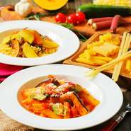 旬の素材をテーマにしたその時期ならではのパスタを用意。また定番メニューでは、オープン当初からの人気メニュー『ポモドーロ』や、シンプルに素材の旨みを味わえる『ペペロンチーノ』が人気です。