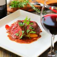 炭でシンプルに焼き上げた『北海道産牛ランプ肉の炭火焼タリアータ』。オリーブを飼料とした柔らかな肉質の『房総オリヴィアポークロース肉の炭火焼』などを用意。厳選したお肉が至福のひとときを約束してくれます。