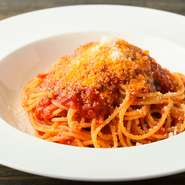 あえてひとつ自慢の逸品を挙げるのであれば、オープンからつくり続けている『ポモドーロ』でしょうか。素材を活かしたシンプルなパスタとなっております。