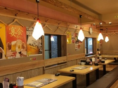 昔懐かしい“屋台”をイメージした活気ある店内で楽しいひと時を