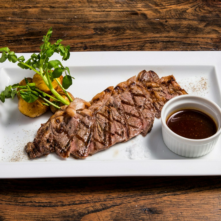 短角牛サーロインのグリル　ガーリックホイップ添え