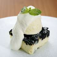 こだわりのスイーツは毎日10種類ほど用意されています。濃厚なチーズケーキに、オレオクッキーをたっぷりのせて焼き上げた『ニューヨークチーズケーキ』など、新しい感覚の大人のデザートに至福のひと時です。