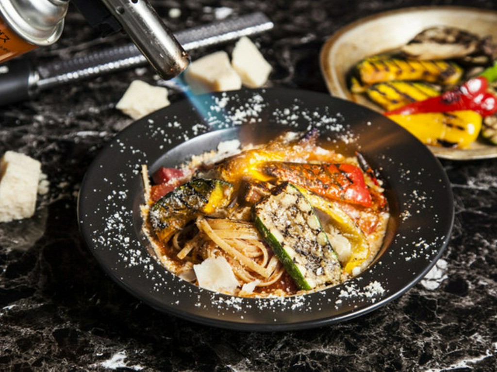 焼き野菜をのせた焦がしトマトソースのアマトリチャーナ