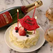 【フード５品＋乾杯スパークリング＋ストライプホールケーキ】誕生日や記念日などお祝いにおすすめ！人気のリップをモチーフにしたキャラメルチョコレートムースとスパークリングワインでお祝いするバースデープラン