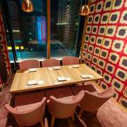 和装と洋装を見事に融合させた、ハイカラな雰囲気がとても素敵。可愛らしい壁紙と格子の壁から透けて見える室内の様子に、心が躍ります。