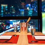 可愛らしさとクラシカルな意匠が、絶妙なバランスで施されている内装。夜景の見えるカップルシートは二人きりの時間を更にロマンチックに。