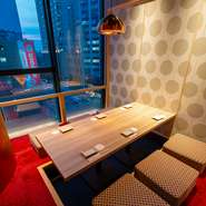 接待や商談の場として利用するのはいかがでしょう。ナチュラルな木のテーブルや椅子を使った掘りごたつ席は、和の温もりも感じさせてくれます。