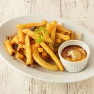 黒蜜ホイップクリームを付けて食べると美味しさ倍増。